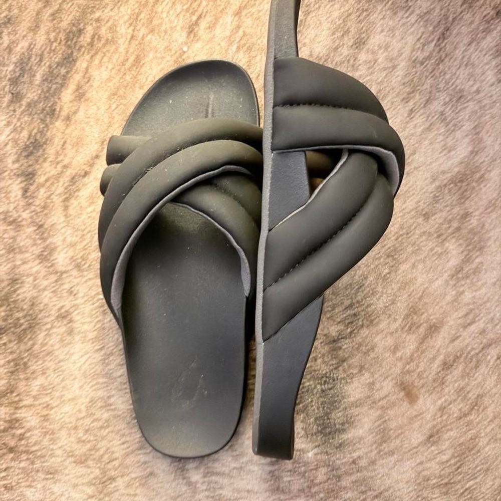 Olu Kai Size 5 Black Slides